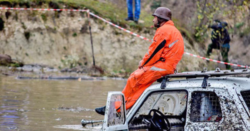 Участник автогонки на внедорожниках по пересеченной местности в поселке Хасанья. КБР, 3 ноября 2015 г. Фото Людмилы Маратовой для "Кавказского узла"