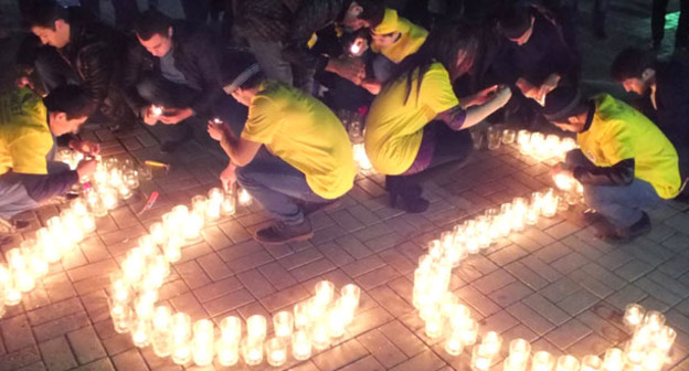 Участники акции зажгли на центральной площади Махачкалы 224 свечи, равных по количеству числу жертв авиакатастрофы. 3 ноября 2015 г. Фото Патимат Махмудовой для "Кавказского узла"