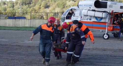 Спасатели эвакуировали на вертолете пострадавшего в горах Сочи туриста, 04.11.2015 г. Фото: http://southern.mchs.ru/pressroom/news/item/553485/