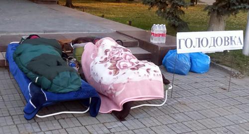 Лейла Аркелова и Татьяна Лагутенко во время голодовки, 4 ноября 2015. Фото корреспондента  "Кавказского узла"