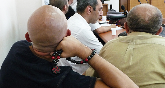 Армянская свастика в руках подсудимого Армена Ованнисяна - является олицетворением света,от чего и произошло её название — Аревахач-«солнечный крест», июль 2014. Фото Армине Мартиросян для "Кавказского узла" 