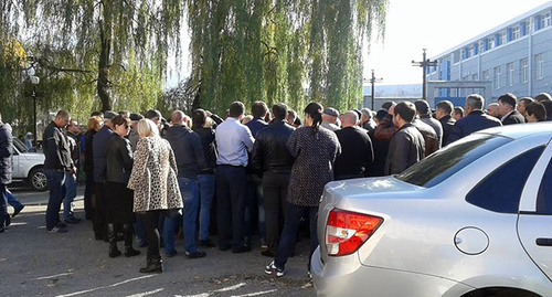 Сегодня У Ленинского суда  во Владикавказе собралось около 200 человек из числа родственников и друзей задержанных полицейских. Фото Эммы Марзоевой