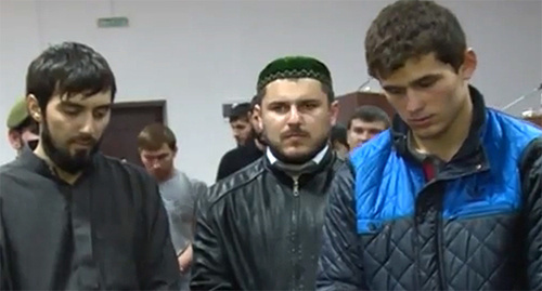 Молодые  люди во врем беседы с Рамзаном Кадыровым в Аргуне 03.11.2015. Фото: Стоп-кадр видео http://groztrk.net/