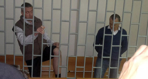 Станислав Клых демонстрирует журналистам "результаты допроса" в зале суда. Фото Мурада Мурадова для "Кавказского узла"