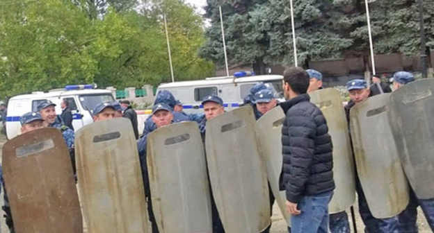 Сотрудники полиции на центральной площади города Буйнакска, 16 октября 2015 г. Фото Патимат Махмудовой для "Кавказского узла"