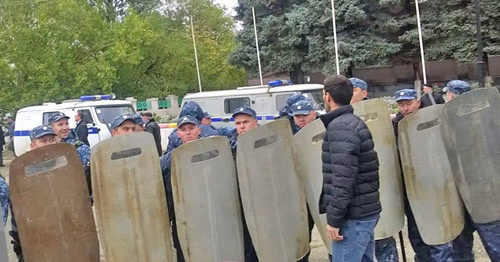 Сотрудники полиции на центральной площади города Буйнакска, 16 октября 2015 г. Фото Патимат Махмудовой для "Кавказского узла"