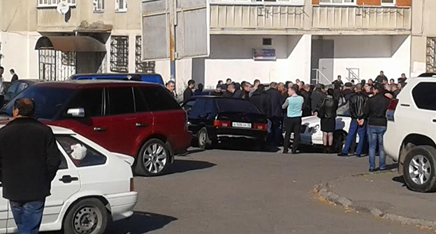 Родственники и друзья задержанных полицейских у Ленинского суда во Владикавказе. 05.11.2015. Фото Эмма Марзоева