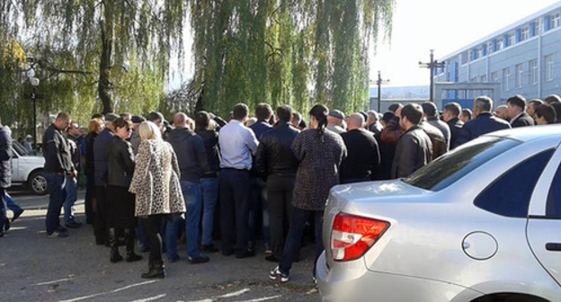 Родственники и друзья задержанных полицейских у Ленинского суда во Владикавказе. 05.11.2015. Фото Эмма Марзоева