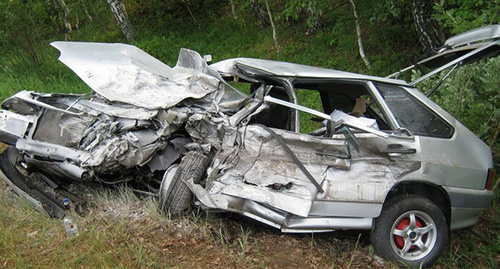 Легковой автомобиль после аварии. Фото: http://news-kmv.ru/kmv/avto/86399-v-chechne-s-obryva-upala-legkovushka-pogib-voditel.html