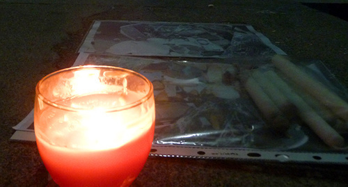 Свеча и фотографии в память о погибших в ДТП под Тулой. Фото Армине Мартиросян для "Кавказского узла"