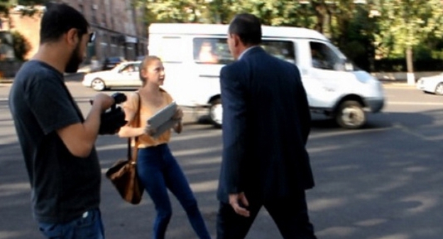 Сотрудник службы безопасности парламента Армении преследует Марине Хачатрян. 9 сентября 2014. Фото: А1+