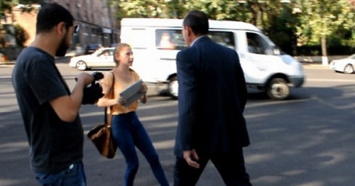 Сотрудник службы безопасности парламента Армении преследует Марине Хачатрян. 9 сентября 2014. Фото: А1+