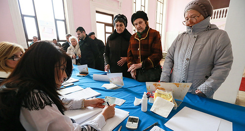 Как утверждают кандидаты от движения ReAl, одним из нарушений являлась выдача бюллетеней избирателям без регистрации их в списке избирателей. Фото Азиза Каримова для "Кавказского узла".