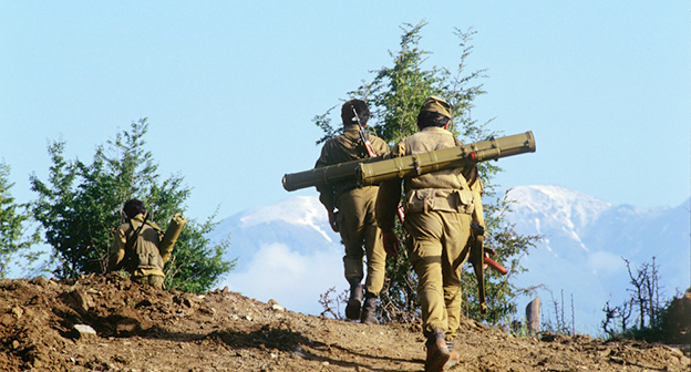 Солдаты на передовой. Фото: http://m.sputniknews.com/politics/20150929/1027749433/Nagorno-Karabakh-Conflict.html