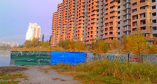 Незаконно установленный забор на берегу Карасунского озера в Краснодаре. Фото: Экологическая Вахта по Северному Кавказу, http://www.ewnc.org/node/19972 