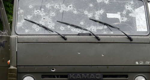 Следы выстрелов на лобовом стекле. Фото: http://minval.az/news/123509168
