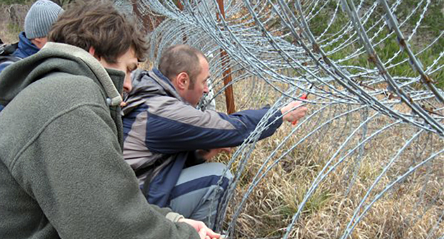 Сурен Газарян (в центре) пытается проникнуть на «дачу Ткачева», 2012 год
Фото: http://fedpress.ru/news/polit_vlast/news_polit/prezident-medvedev-poobeshchal-razobratsya-s-gazaryanom