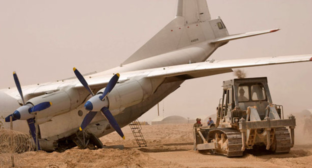 Авария Ан-12. Фото: U.S. Navy photo by Engineering Aide 1st Class David Miller