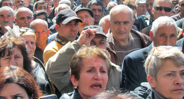 Экс-сотрудники завода «Наирит» протестуют перед зданием правительства Армении. Ереван, 17 апреля 2015 г. Фото Тиграна Петросяна для "Кавказского узла"