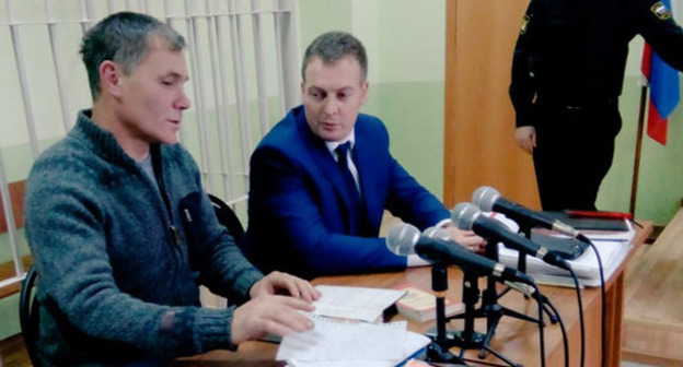 Евгений Витишко (слева) в зале суда. Фото: Экологическая вахта по Северному Кавказу https://twitter.com/ewnc_org