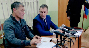 Евгений Витишко (слева) в зале суда. Фото: Экологическая вахта по Северному Кавказу https://twitter.com/ewnc_org Евгений Витишко (слева) в зале суда. Фото: Экологическая вахта по Северному Кавказу https://twitter.com/ewnc_org