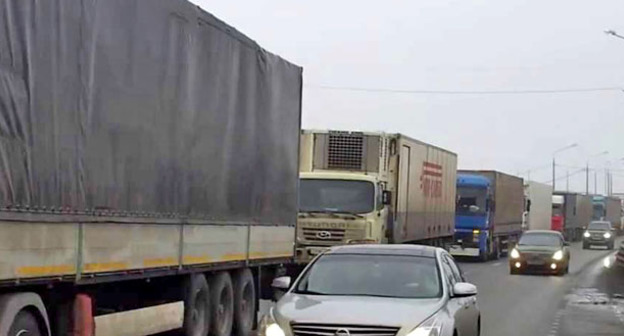 Большегрузы на федеральной трассе М-4 "Дон". Кадр из видео пользователя Mr.Freez https://www.youtube.com/watch?v=3Lfq_mucsbI