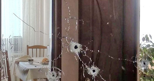 Следы от пуль на зеркале в квартире, пострадавшей в ходе КТО. Нальчик, 10 ноября 2015 г. Фото http://nac.gov.ru/
