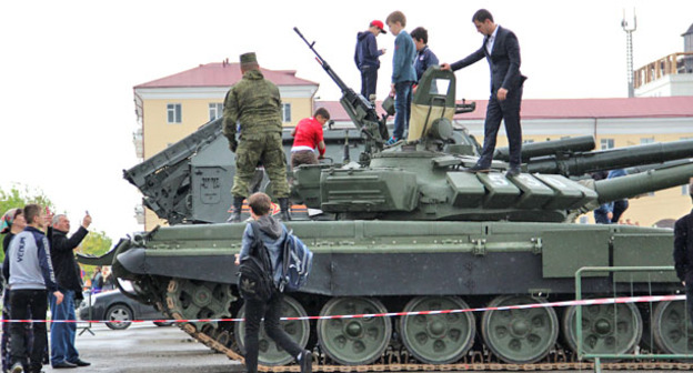Военная техника на улицах Грозного. Фото Магомеда Магомедова для "Кавказского узла"