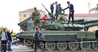 Военная техника на улицах Грозного. Фото Магомеда Магомедова для "Кавказского узла"