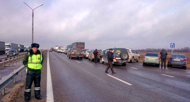 Собрание дальнобойщиков в связи со скорым введением платы для тяжелых фур при движении по федеральным трассам. Волгоградская область, 11 октября 2015 г. Фото Татьяны Филимоновой для "Кавказского узла"