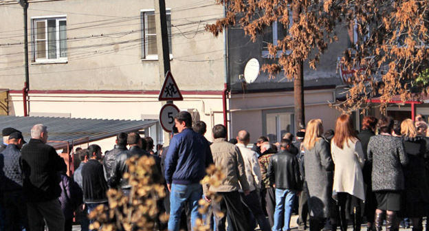 Родственники и близкие пришли попрощаться с Владимиром Цкаевым. Село Кобань, Северная Осетия, 4 ноября 2015 г. Фото Эммы Марзоевой для "Кавказского узла"