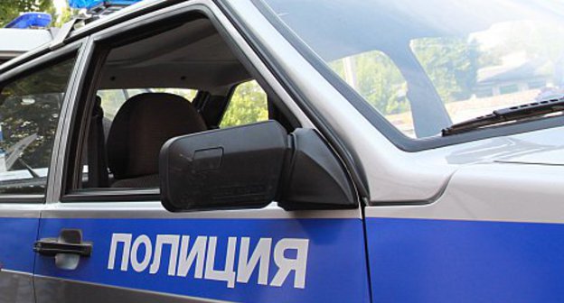 Надпись "Полиция" на борту автомобиля. Фото: http://www.livekuban.ru/news/proisshestviya/v-adygee-zloumyshlennik-ograbil-yuvelirnyy-magazin/