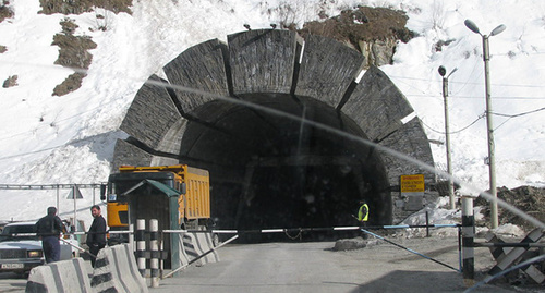 Въезд в туннель на Транскавказской автомагистрали. Фото:  http://www.vestikavkaza.ru/news/Transkam-zakryli-iz-za-ucheniy.html