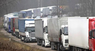 Колонна фур на дороге. Фото: http://bloknot-stavropol.ru/news/v-stavropole-dalnoboyshchiki-khotyat-perekryt-tras-658882