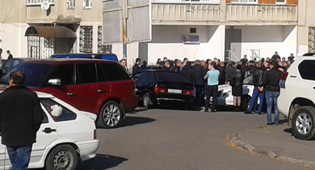 Родственники и друзья задержанных полицейских у Ленинского суда  во Владикавказе. 05.11.2015. Фото Эммы Марзоевой для "Кавказского узла"