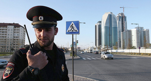 Полицейкий на улице Грозного. Фото: http://m.sputniknews.com/russia/20141204/1015471677.html