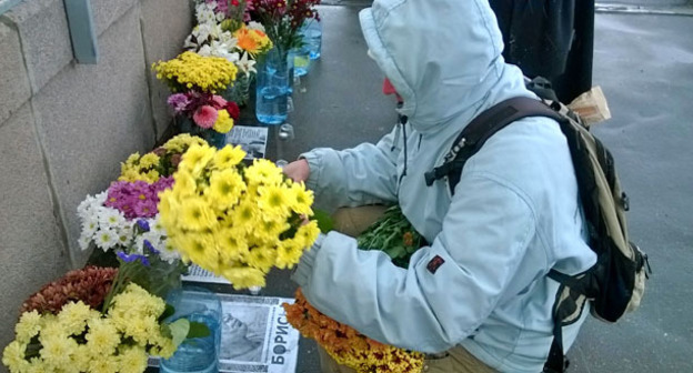 Цветы на Большом Москворецком мосту, на месте убийства Немцова. Москва, 9 октября 2015 г. Фото Вячеслава Ферапошкина для "Кавказского узла" 
