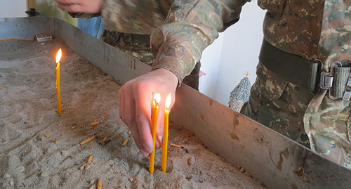 Свечи в храме в армии НКР. Фото Алвард Григорян для "Кавказского узла"