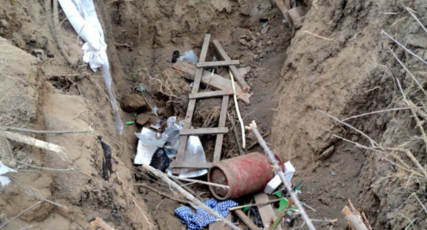 Блиндаж среди могил, где жили предполагаемые боевики. Поселок Псыхурей, Баксанский район, 8 октября 2015 г. Фото Людмилы Маратовой для "Кавказского узла"