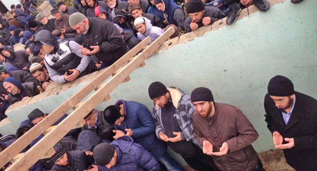 Верующие пришли проститься с шейхом Мухаммадом Мухтаром. Селение Агач-Аул, 12 ноября 2015 г. Фото: Ибрагим Махтибеков