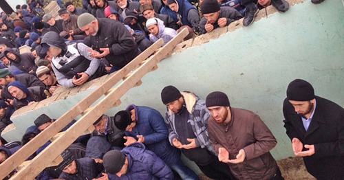 Верующие пришли проститься с шейхом Мухаммадом Мухтаром. Селение Агач-Аул, 12 ноября 2015 г. Фото: Ибрагим Махтибеков