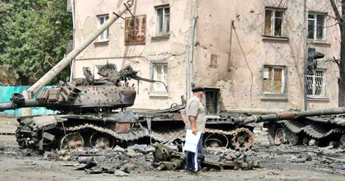 Уничтоженный грузинский Т-72 в Цхинвале. Южная Осетия, 18 августа 2008 г. Фото ИА ОСинформ https://ru.wikipedia.org