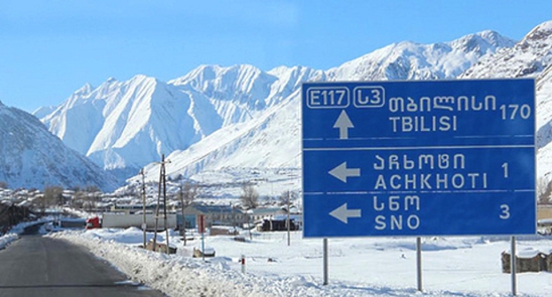 Путевой указатель на Военно-Грузинской дороге. Фото Ахмеда Альдебирова для "Кавказского узла"