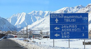 Путевой указатель на Военно-Грузинской дороге. Фото Ахмеда Альдебирова для "Кавказского узла"
