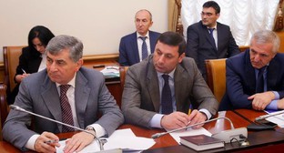 Участники обсуждения проекта бюджета Дагестана. 14 ноября 2015 года. Фото: E-dag.ru Участники обсуждения проекта бюджета Дагестана. 14 ноября 2015 года. Фото: E-dag.ru