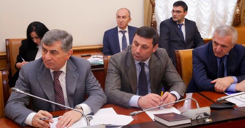 Участники обсуждения проекта бюджета Дагестана. 14 ноября 2015 года. Фото: E-dag.ru