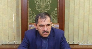 Юнус-бек Евкуров на заседании антитеррористической комиссии. 14 ноября 2015 года. Фото: Ingushetia.ru Юнус-бек Евкуров на заседании антитеррористической комиссии. 14 ноября 2015 года. Фото: Ingushetia.ru