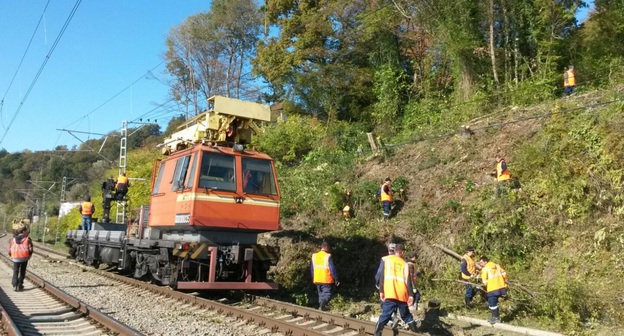 На месте инцидента в Сочи сотрудники СКЖД возводят подпорную стену.Фото: http://maks-portal.ru/proisshestviya-sochi/v-sochi-dva-zhilyh-doma-spolzayut-na-zheleznodorozhnoe-polotno