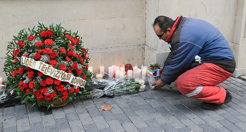 Люди приносят  букеты цветов, зажигают свечи, молятся. Фото Азиза Каримова для "Кавказского узла"