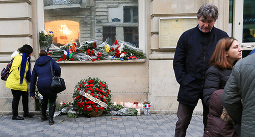 Люди приносят  букеты цветов, зажигают свечи, молятся за упокой души погибших. Фото Азиза Каримова для "Кавказского узха"